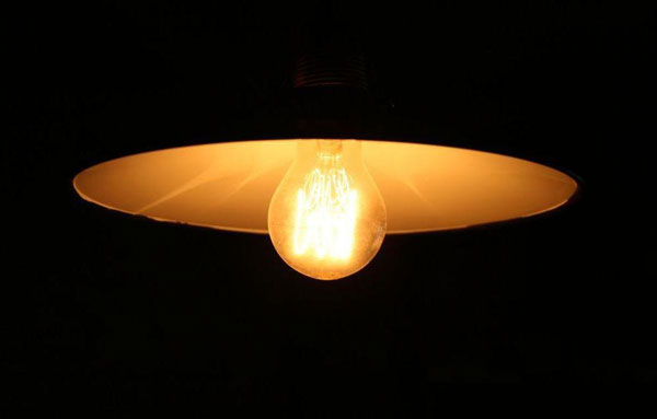 黑暗中一抹温暖的灯光