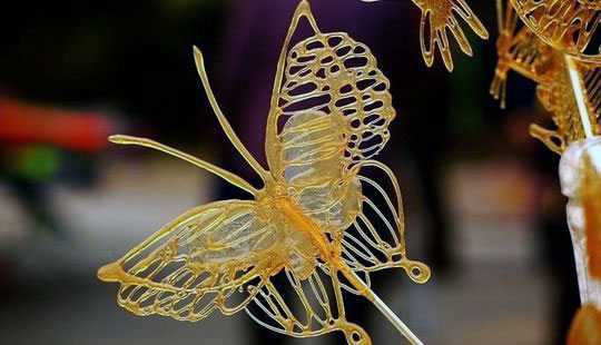 摆糖画摊的男人