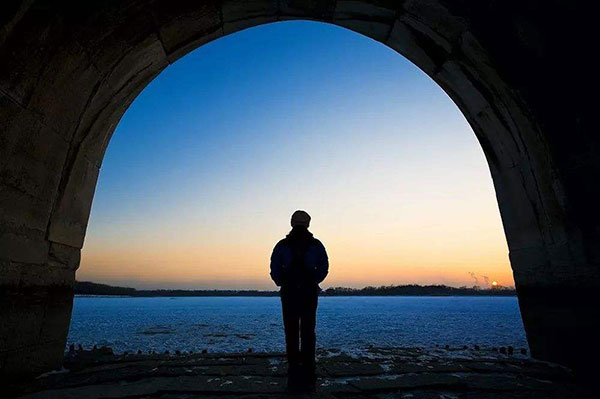 理解一个人,得把他放到他的成长环境里