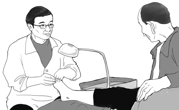 有心为爹娘修脚的儿子